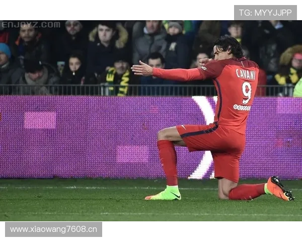 在高强度逼抢下卡瓦尼射门更集中，莱万则展现多点参与趋势