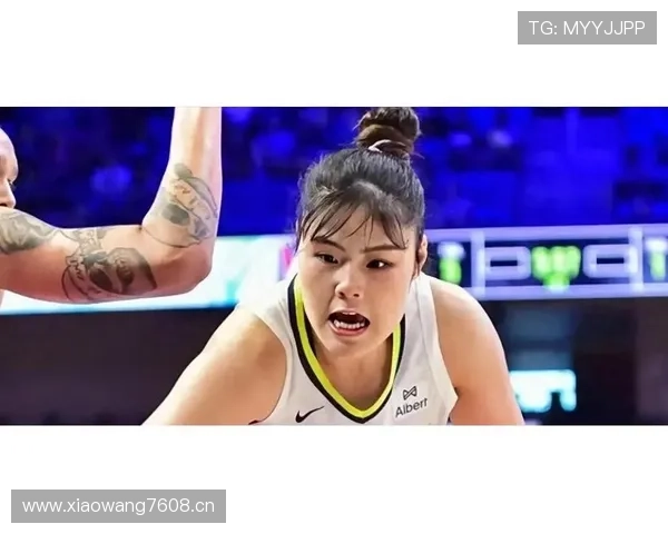 李月汝机场随手一拎行李箱比我一个月工资还贵，这生活差距也太刺眼